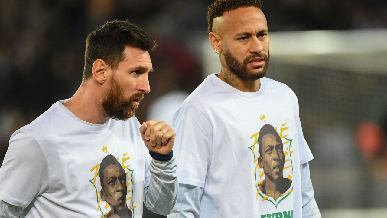 Messi and his teammates wore Pelé tribute shirts during the warm-up. 