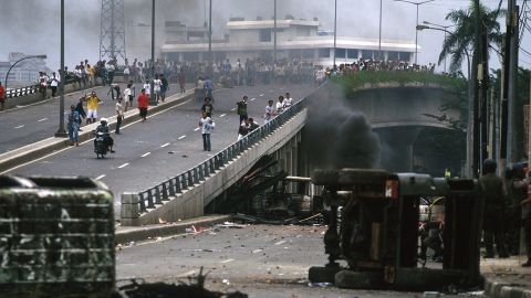Around 1,200 people were killed during rioting in Jakarta in 1998 that often targeted the Chinese community.  Indonesia&#8217;s President Joko Widodo says he regrets country&#8217;s bloody past as victims demand justice 230112093124 riot 1998 jakarta