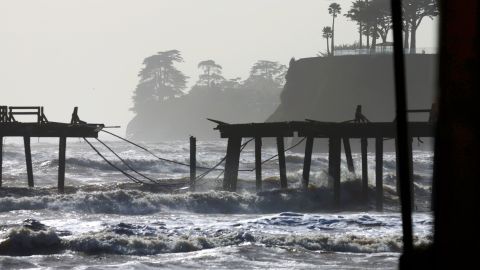 Martedì le onde nella baia di Monterey hanno colpito il Capitola Wharf danneggiato dall'uragano.