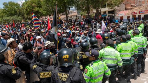 Protesters confront police forces as they block the road to Alejandro Velasco Astete International Airport.