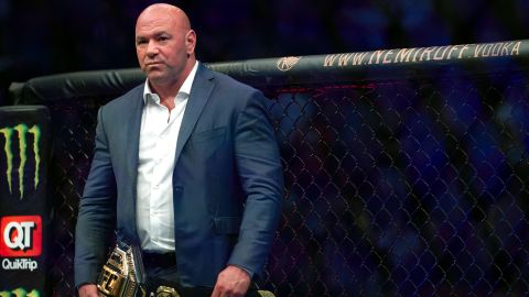 ينتظر وايت وضع حزام بطولة UFC للوزن الخفيف على تشارلز أوليفيرا بعد فوز البرازيلي على مايكل تشاندلر في عام 2021. 