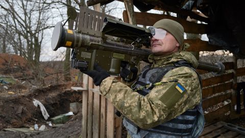 乌克兰士兵在乌克兰巴赫穆特前线与美国制造的毒刺 MANPAD（便携式防空系统）待命