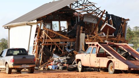 Uma casa danificada é vista perto de Prattville, Alabama, após mau tempo na quinta-feira. 