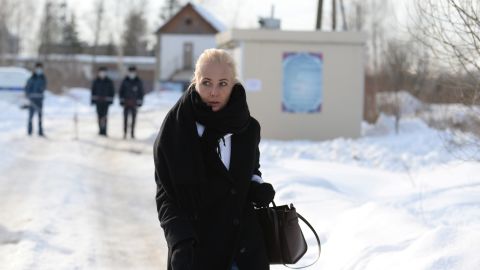 यूलिया नवलनया 15 फरवरी, 2022 को रूस के व्लादिमीर क्षेत्र के पोक्रोव शहर में एक अदालती सुनवाई के बाद IK-2 पुरुष सुधारक सुविधा छोड़ती हैं।