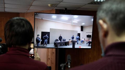 Journalisten kijken naar een live-uitzending van de rechtszitting vanuit de perskamer van strafkolonie N2, op de eerste dag van een nieuw proces tegen Alexey Navalny, in de stad Pokrov op 15 februari 2022.