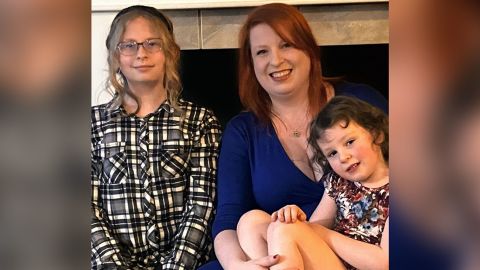 मिशेला रिले और उनकी बेटियां चार्ली (दाएं) और च्लोए आरएसवी से बीमार होने के बाद बेहतर महसूस कर रही हैं।