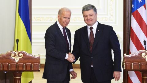 2017년 1월 16일 우크라이나 키예프에서 열린 기자회견에서 페트로 포로셴코 당시 우크라이나 대통령(오른쪽)과 조 바이든 미국 부통령(왼쪽)이 악수하고 있다.