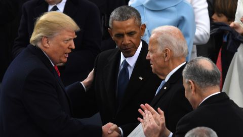 अमेरिकी राष्ट्रपति डोनाल्ड ट्रम्प (एल) ने 20 जनवरी, 2017 को शपथ लेने के बाद पूर्व अमेरिकी राष्ट्रपति बराक ओबामा (सी) और पूर्व उप राष्ट्रपति जो बिडेन के साथ हाथ मिलाया।