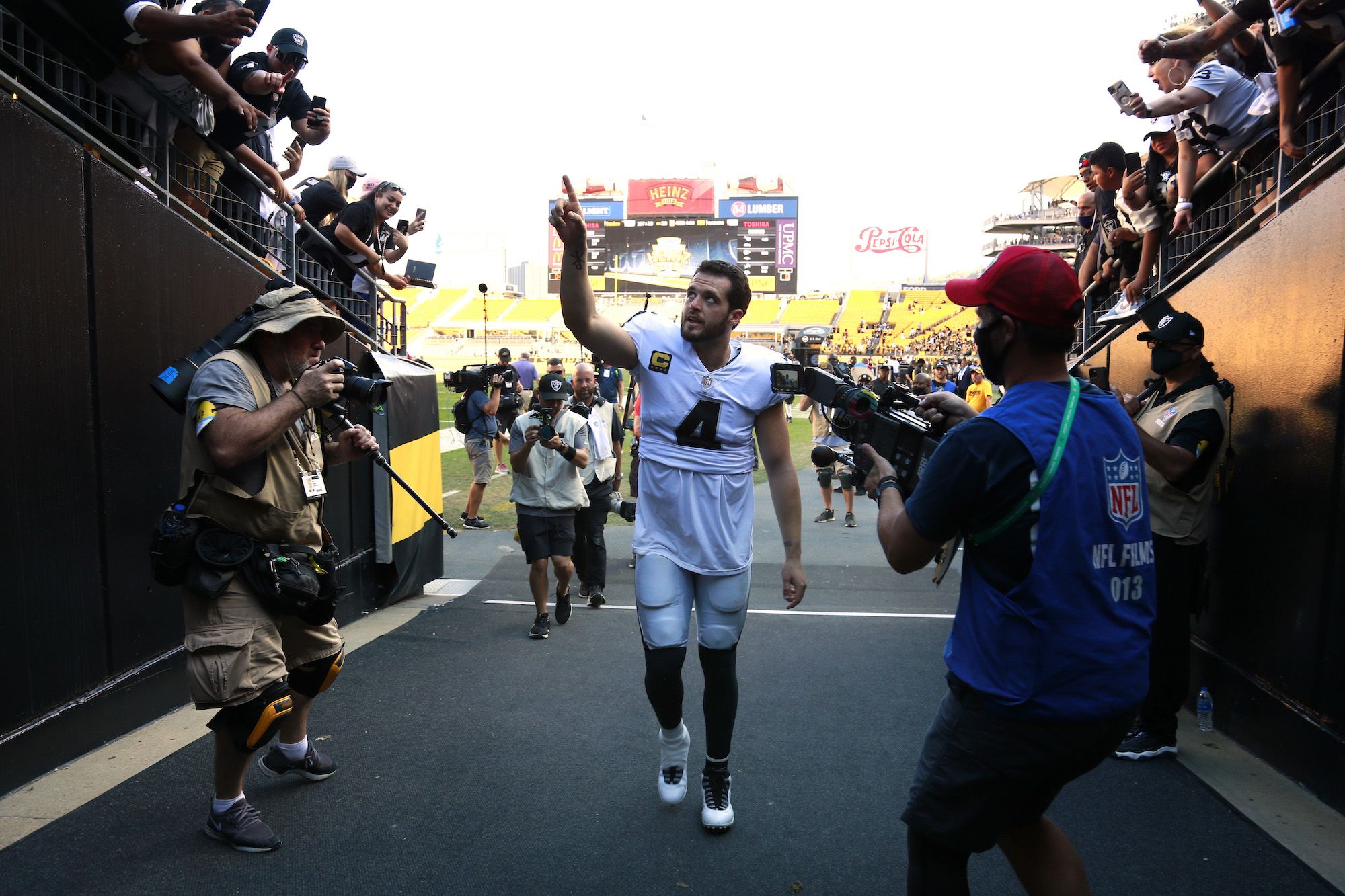 Derek Carr says goodbye to Raiders after 9 seasons