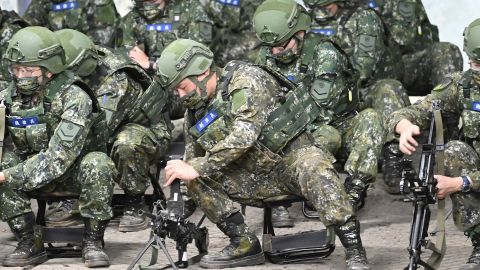 2022 年 3 月 12 日，預備役人員在台灣桃園的一個基地參加軍事訓練。 