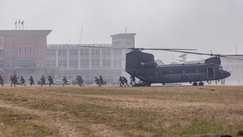 Bir CH-147F Chinook, 11 Ocak'ta Tayvan'ın Kaohsiung kentindeki bir askeri üste Yeni Ay Yılı tatili öncesinde savaşa hazır olduğunu göstermek için tatbikatlara katılıyor.