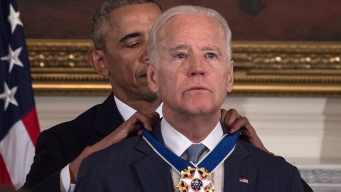 2017년 1월 12일 워싱턴 DC 백악관에서 버락 오바마 당시 대통령이 조 바이든 부통령에게 대통령 자유 메달을 수여하고 있다.