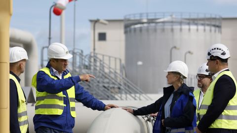 Manuela Schwesig y Markus Soeder, primeros ministros de los estados alemanes de Mecklemburgo-Pomerania Occidental y Baviera, en un centro de gas clave en Lubmin, donde los gasoductos Nord Stream tocan tierra, el 30 de agosto de 2022.