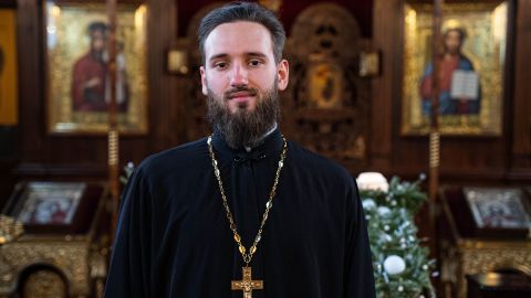 El padre Pavlo Mityaev en la Iglesia Ortodoxa de Ucrania Iglesia de la Natividad de la Santísima Virgen María en Vita Poshtova, un pueblo a las afueras de Kyiv.