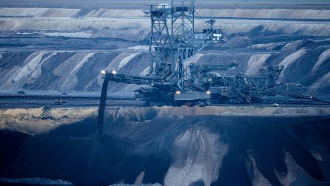 掘削機は1月5日にRWEのGarzweiler IIガルタン鉱山で動作します。