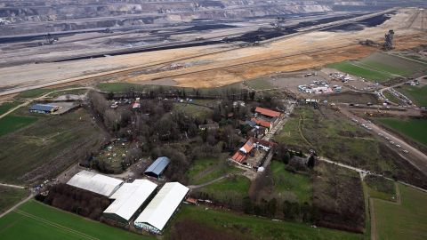 Lutzerath Carsweiler II седи на ръба на мината.