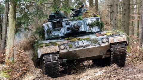 2022 年 1 月 27 日，在霍恩费尔斯军事训练区举行的“盟军精神 2022”国际军事演习期间，一架波兰豹 2 站在树林中。