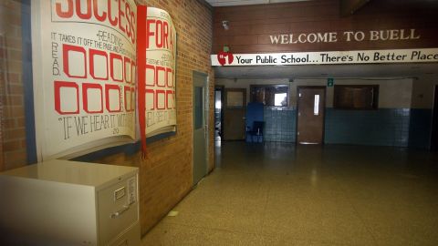 L'intérieur de l'école primaire Buell dans le canton de Mount Morris est vu en février 2005 depuis une fenêtre de porte.  L'école a définitivement fermé aux élèves en 2002.
