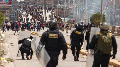 Partidarios del derrocado presidente Pedro Castillo chocan con las fuerzas policiales en la ciudad andina peruana de Juliaca el 7 de enero de 2023. 