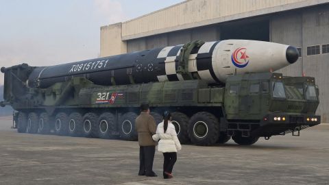 북한 조선중앙통신이 2022년 11월 19일 공개한 사진에서 김정은 북한 국무위원장이 대륙간탄도미사일(ICBM)을 시찰하고 있다.