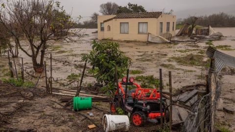 शनिवार को कैलीफोर्निया के चुलार के पास सेलिनास नदी के पास एक घर में बाढ़ का पानी घुस गया।