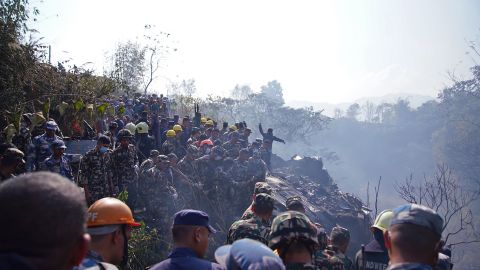 Reddingswerkers verzamelen zich op de plaats van een vliegtuigcrash in Pokhara.