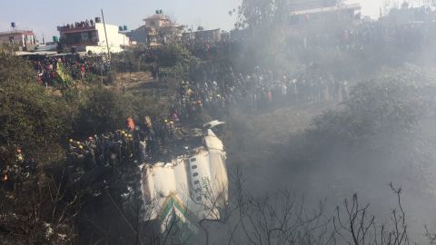 Las autoridades dijeron que había 72 personas a bordo cuando el avión se estrelló.