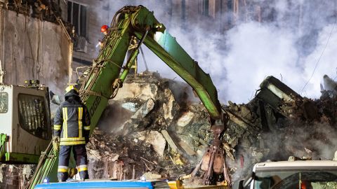 Operaciones de rescate y recuperación tras un ataque ruso a un edificio residencial en Dnipro.