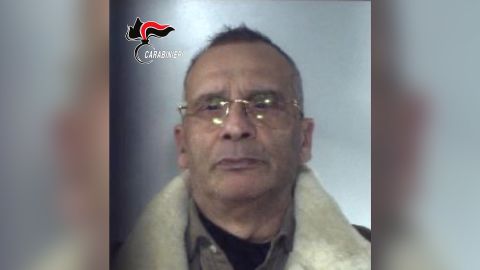 Matteo Messina Denaro policijos sulaikymo nuotraukoje po jo sulaikymo Palerme 2023 m. sausio 16 d.