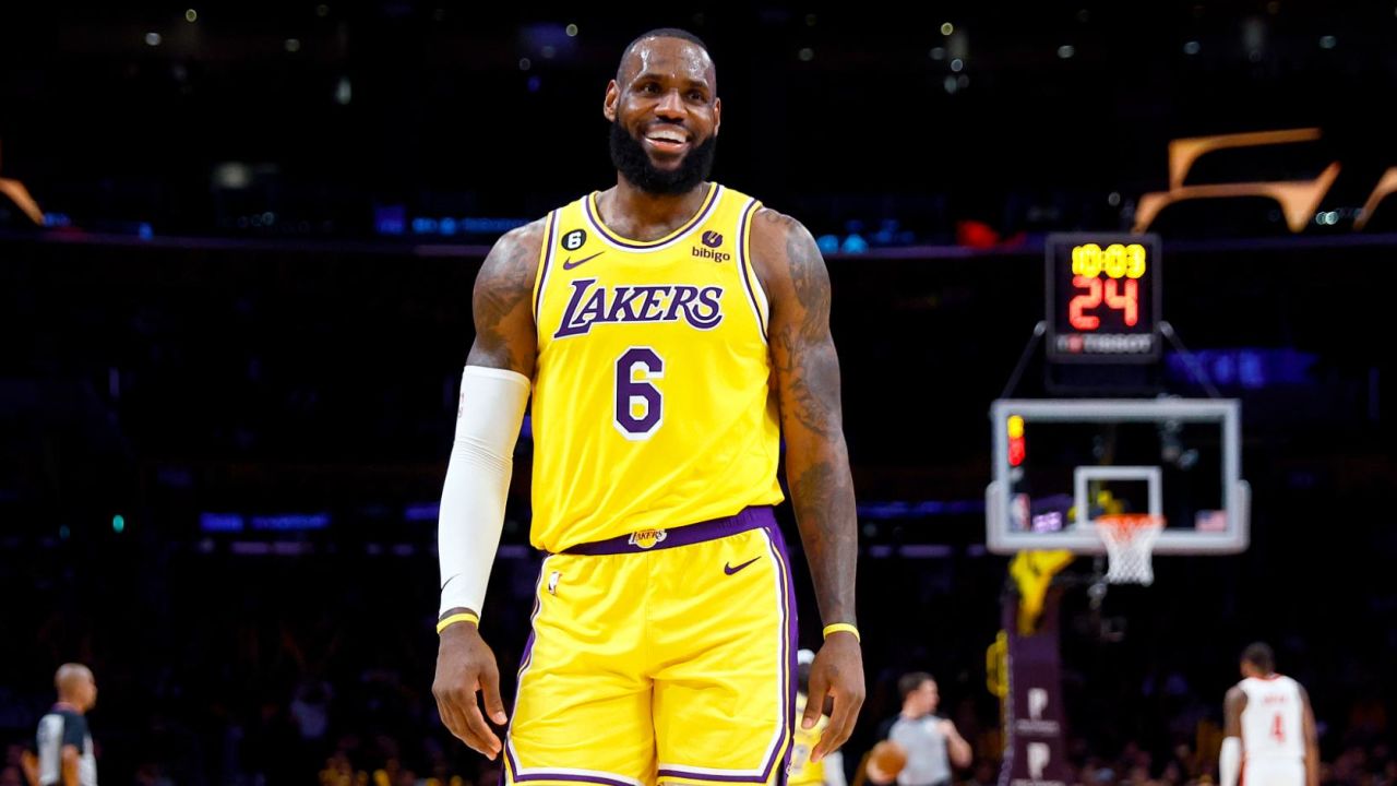 LeBron James helped the LA Lakers end a three-game losing streak on Monday. 