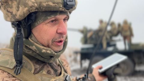 एक यूक्रेनी विमान-विरोधी चालक दल के कमांडर, जिसे के रूप में जाना जाता है 