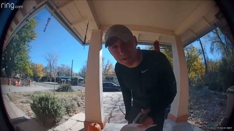 La vidéo de la caméra Ring Doorbell montre Peña à la recherche de Debbie O'Malley à une adresse où elle vivait. 