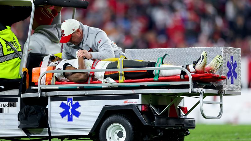 O técnico disse que Russell Gage foi hospitalizado após se machucar durante um jogo do playoff da NFL