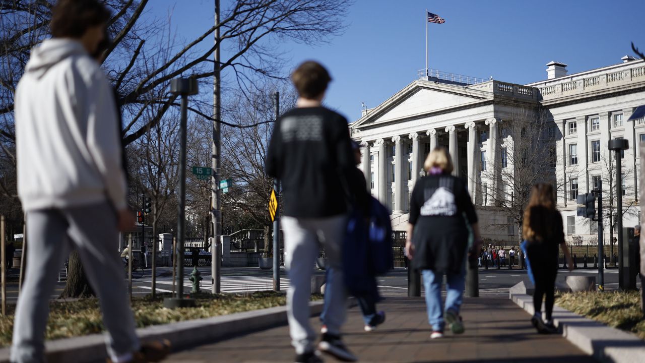 Fußgänger in der Nähe des Gebäudes des US-Finanzministeriums in Washington, DC, USA am Freitag, 30. Dezember 2022. 