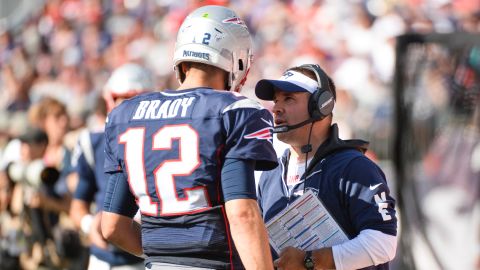 Brady habla con Josh McDaniels durante el partido de los New England Patriots contra los New York Jets el 22 de septiembre de 2019.  Brady era el mariscal de campo de los Patriots en ese momento y McDaniels era el coordinador ofensivo del equipo. 