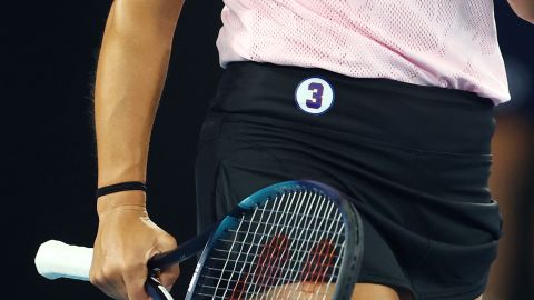 佩古拉在澳大利亞網球公開賽上戴著一枚支持 NFL 球員達馬爾哈姆林的徽章。 