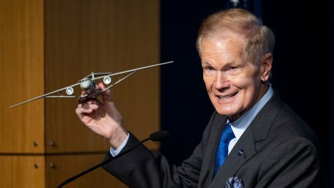 NASA Yöneticisi Bill Nelson, Transonik Kafes Destekli Kanadı olan bir uçak modelini elinde tutuyor.