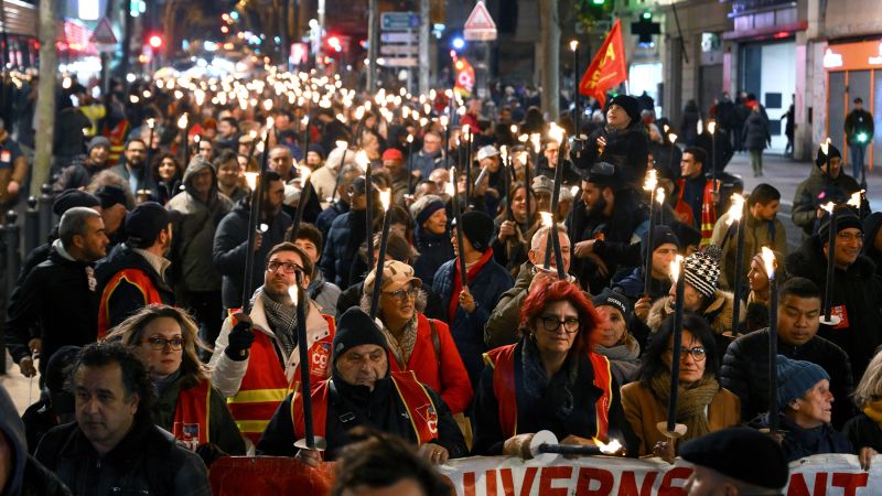 French workers walk out in mass strikes against plans to raise the retirement age | CNN Business