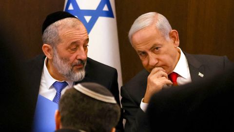 Deri (left) and Prime Minister Benjamin Netanyahu (right) pictured on January 8.