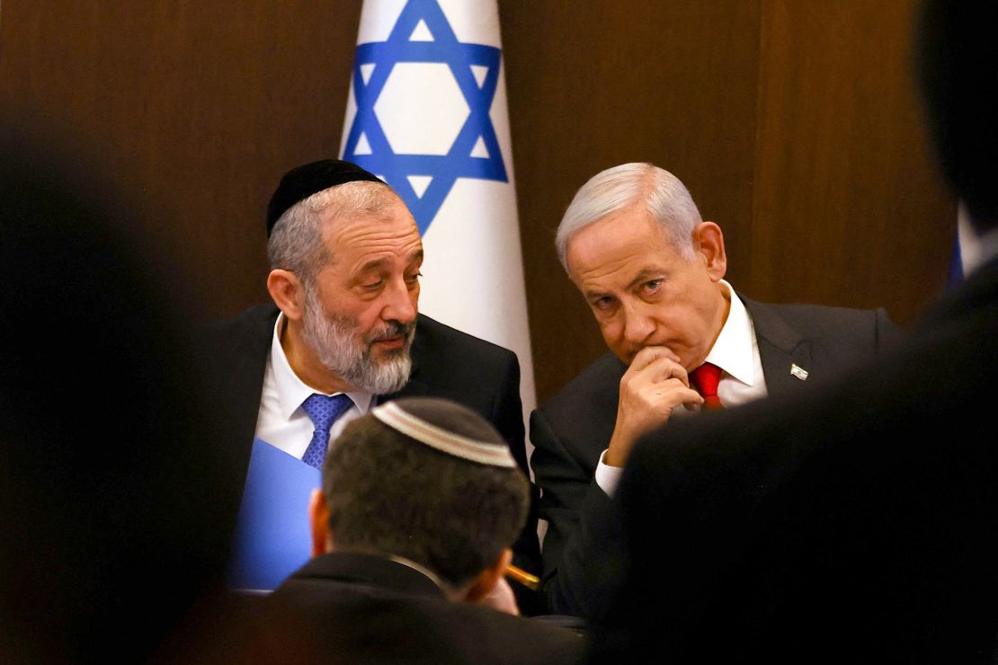 Deri (left) and Prime Minister Benjamin Netanyahu (right) pictured on January 8.