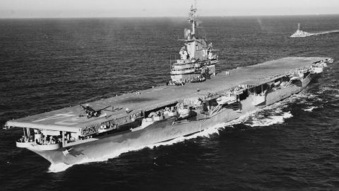 USS Oriskany digambarkan di New York City, pada bulan Desember 1950, saat dalam perjalanan untuk melakukan kualifikasi kapal induk.