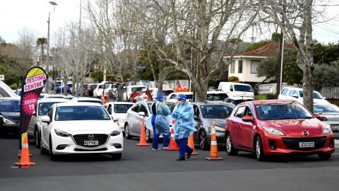 İnsanlar 14 Eylül 2020'de Yeni Zelanda'nın Auckland kentindeki bir test tesisinde Covid testi yaptırmak için sıraya giriyor.