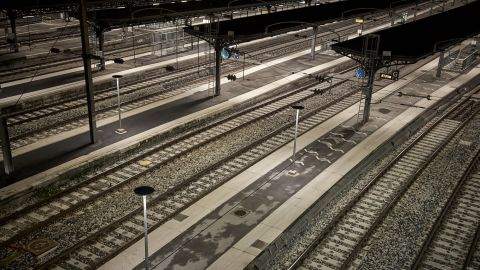 Rel kereta api kosong di stasiun kereta api Gare de l'Est di Paris saat Prancis dilanda gangguan lalu lintas yang meluas di tengah pemogokan nasional terhadap usulan reformasi pensiun.
