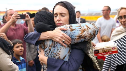 Ardern berpelukan di luar masjid setelah serangan teror Christchurch 2019.