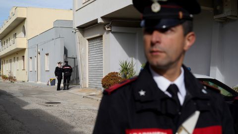 La policía hace guardia cerca del escondite de Matteo Messina Denaro en la ciudad siciliana de Campobello di Mazara el 17 de enero de 2023, el día después de su arresto.