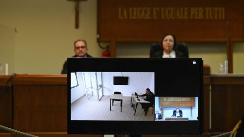19 Ocak 2023'te Sicilya, Caltanissetta'daki özel bir sığınak mahkemesindeki bir televizyon ekranı, Matteo Messina Denaro'nun hapishaneden video bağlantısı aracılığıyla görünmesinin beklendiği boş bir sandalyeyi gösteriyor.