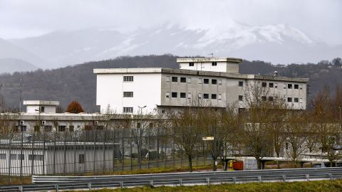 Una vista exterior de la prisión en L'Aquila, Italia, donde Matteo Messina Denaro está recluido después de su arresto.