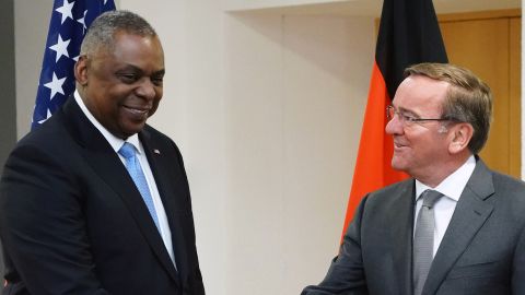 De nieuw benoemde Duitse minister van Defensie Boris Pistorius en de Amerikaanse minister van Defensie Lloyd J. Austin III schudden elkaar de hand voorafgaand aan een verklaring op het ministerie van Defensie in Berlijn, Duitsland, op 19 januari.