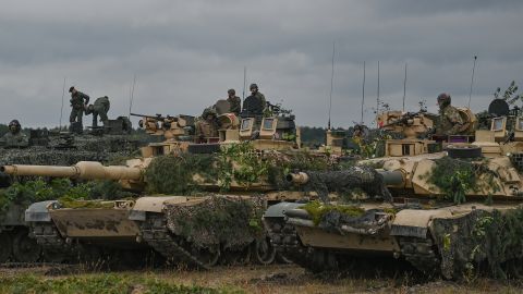 De M1 Abrams, een Amerikaanse gevechtstank van de derde generatie, wordt gezien aan het einde van de gezamenlijke militaire oefeningen, op het oefenterrein in Nowa Deba, op 21 september 2022.
