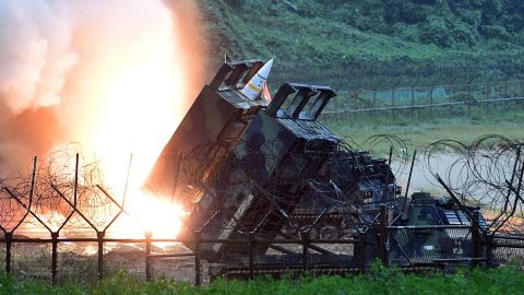 Dalam foto file yang dirilis oleh Kementerian Pertahanan Korea Selatan ini, Sistem Rudal Taktis Angkatan Darat AS (ATACMS) menembakkan rudal ke Laut Timur selama latihan rudal bersama Korea Selatan-AS pada Juli 2017.